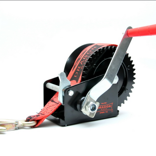 Troliu Portabil Manual DRAGON WINCH DWK16PAS – 725 kg / 1600 lb, Curea 8m, Frână Clichet